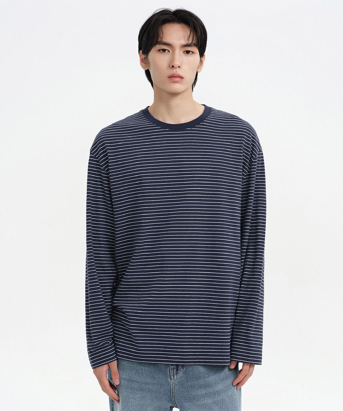 무신사 스탠다드(MUSINSA STANDARD) 핀 스트라이프 릴렉스드 긴소매 티셔츠 [네이비/화이트]