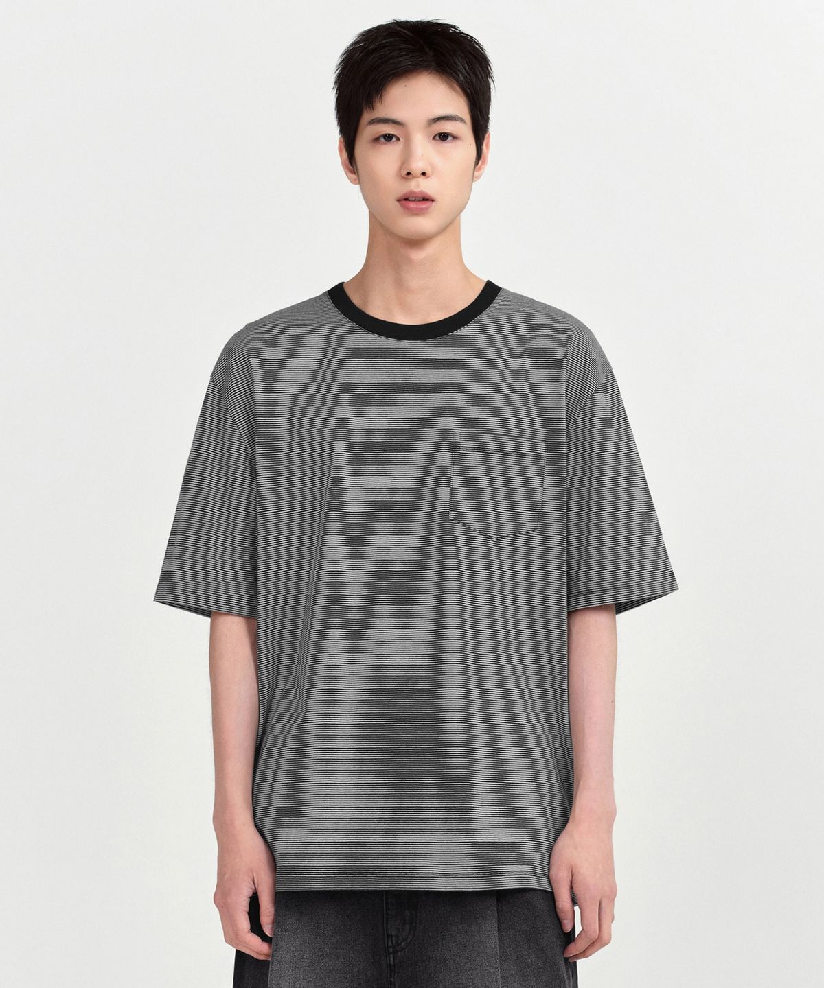 무신사 스탠다드(MUSINSA STANDARD) 마이크로 스트라이프 릴렉스드 포켓 티셔츠 [블랙/아이보리]