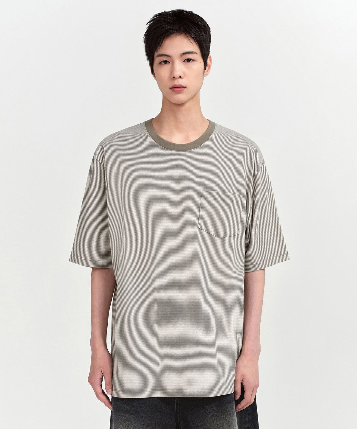무신사 스탠다드(MUSINSA STANDARD) 마이크로 스트라이프 릴렉스드 포켓 티셔츠 [올리브/아이보리]