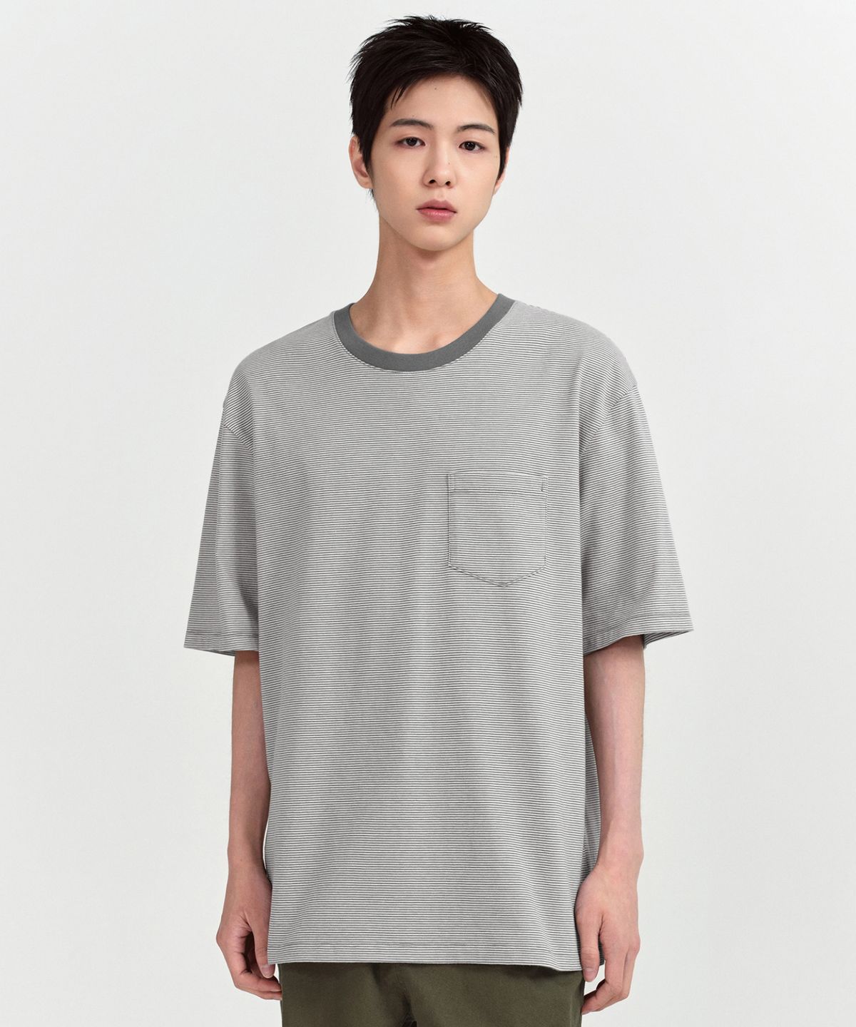 무신사 스탠다드(MUSINSA STANDARD) 마이크로 스트라이프 릴렉스드 포켓 티셔츠 [그레이/아이보리]