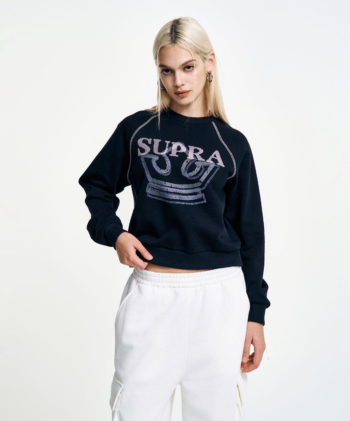 수프라(SUPRA) 여성 크라운 그래픽 크롭 맨투맨(BLACK)