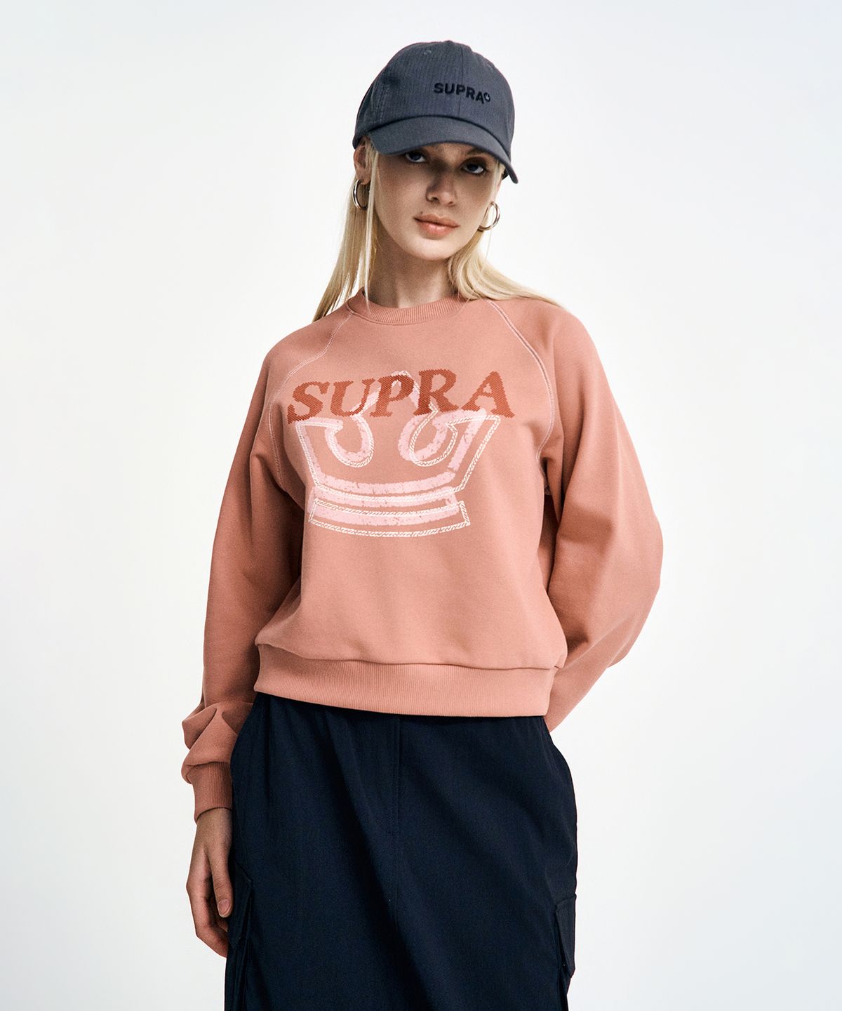 수프라(SUPRA) 여성 크라운 그래픽 크롭 맨투맨(PINK)