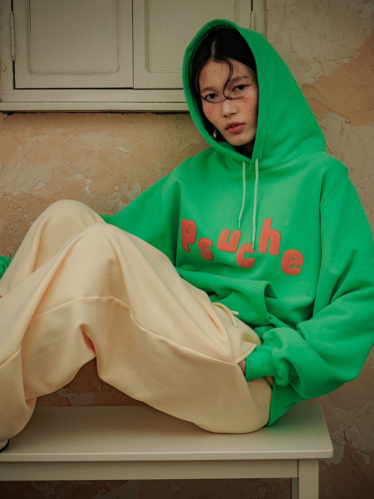 프쉬케(PSUCHE) LOGO OVERFIT HODDIE_PEA GREEN