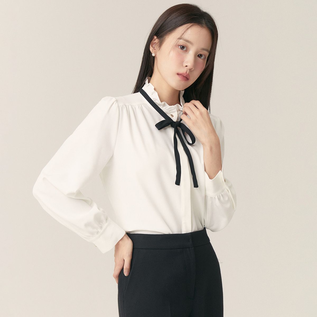 로엠(ROEM) 하이넥 블라우스 RMBLF11S11