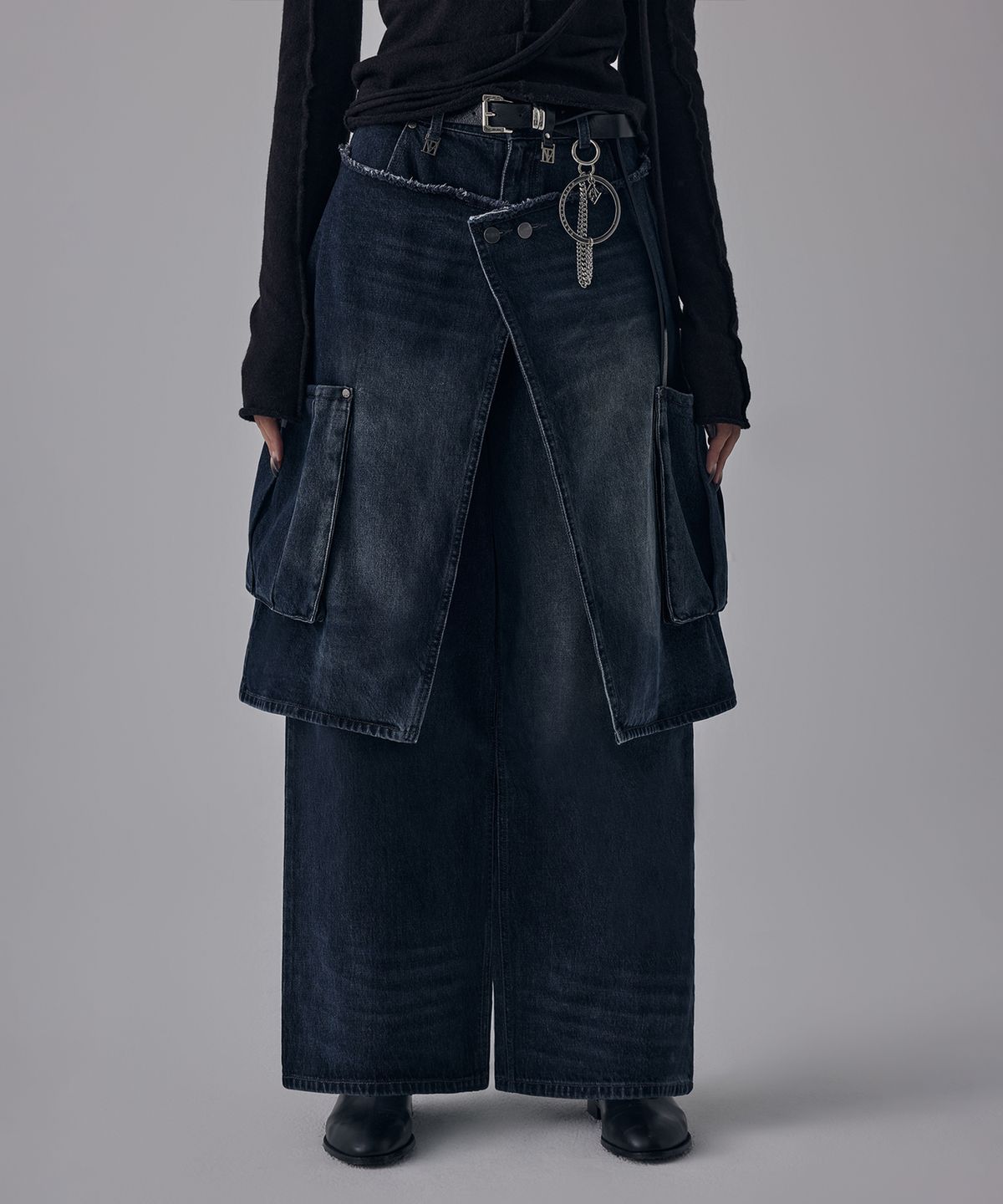 트리밍버드(TREEMINGBIRD) Layered Wrap Skirt Denim Cargo Pants [ Dark navy ]