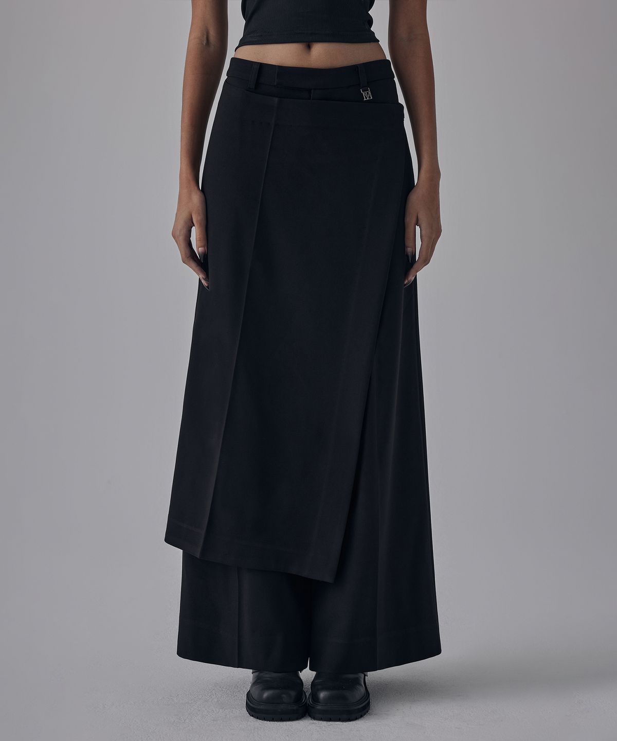 트리밍버드(TREEMINGBIRD) Side Buckle Wrap Skirt Pants [ Black ]