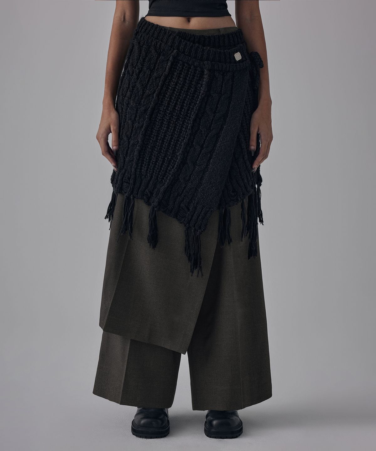 트리밍버드(TREEMINGBIRD) Wool Damage Tassel Knit Set-Up Layered Wrap [ Black ]