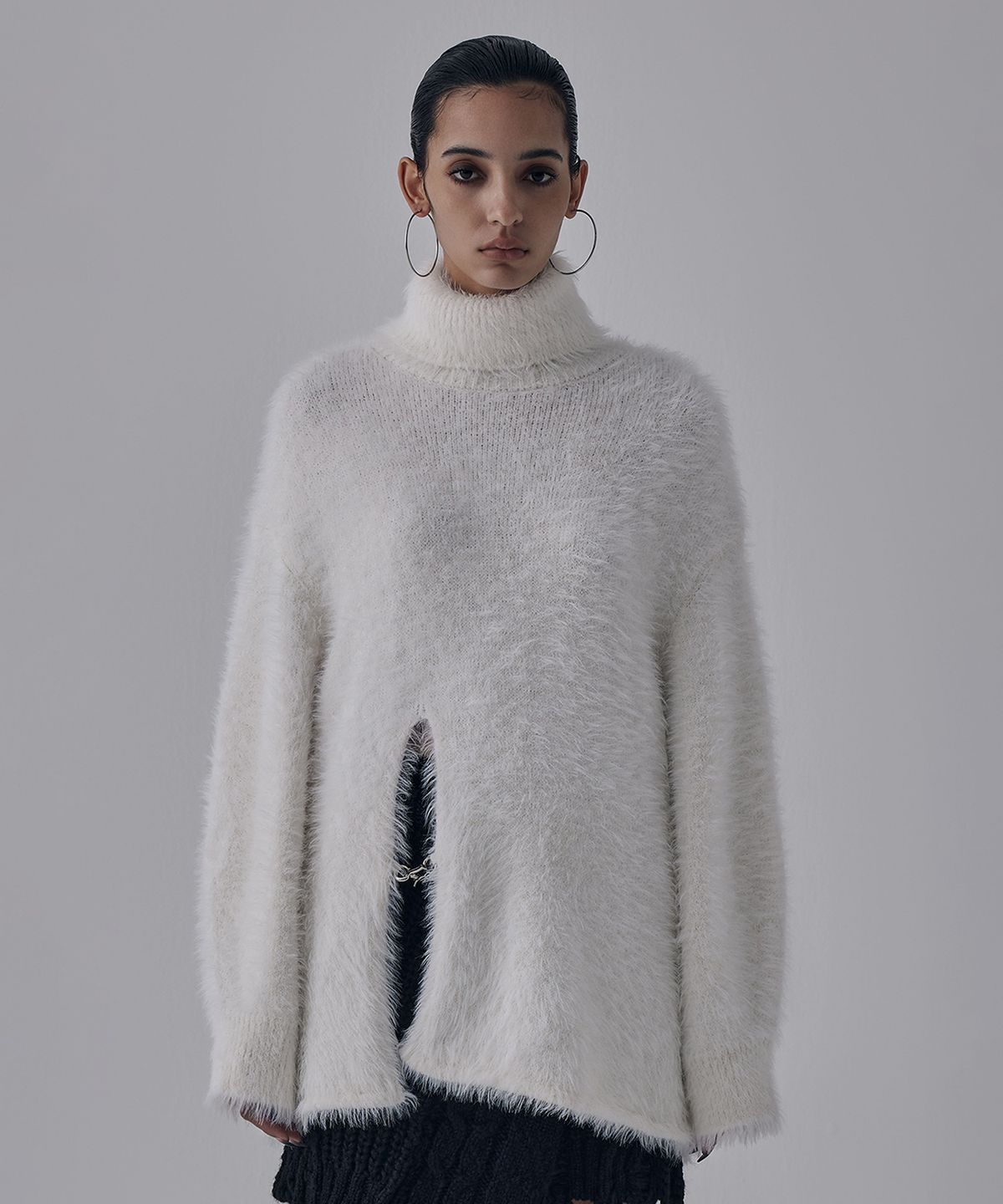 트리밍버드(TREEMINGBIRD) Front Slit Metal Hook High-Neck Fur Knit [ White ]