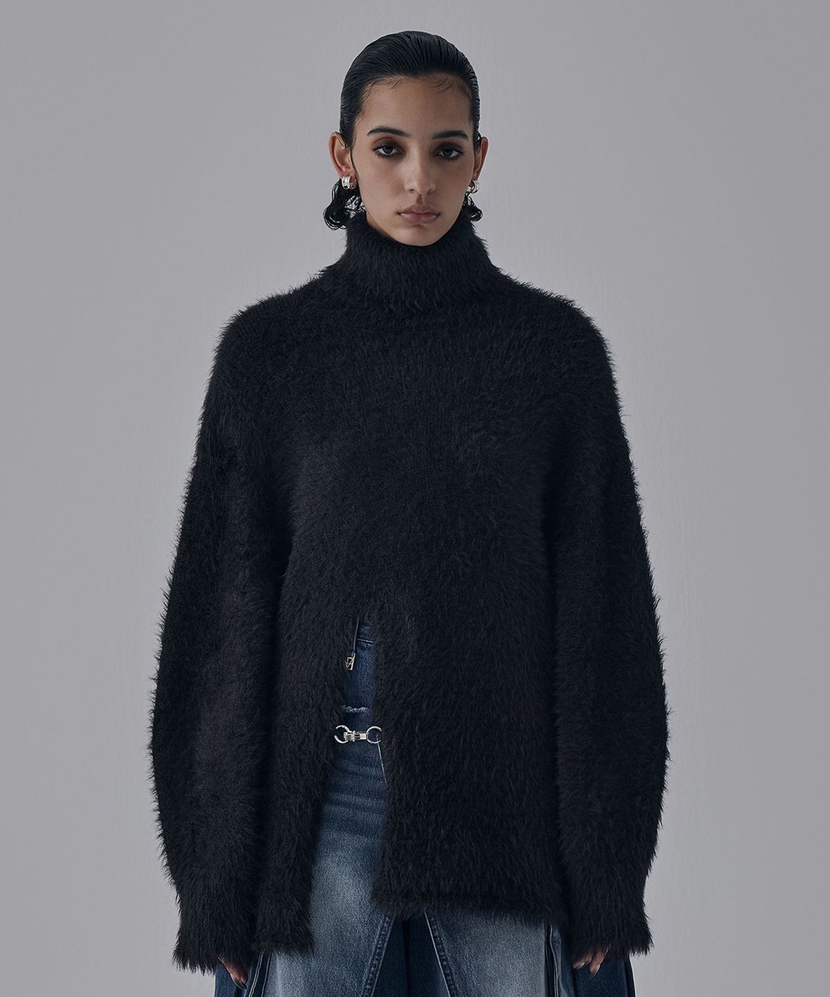 트리밍버드(TREEMINGBIRD) Front Slit Metal Hook High-Neck Fur Knit [ Black ]