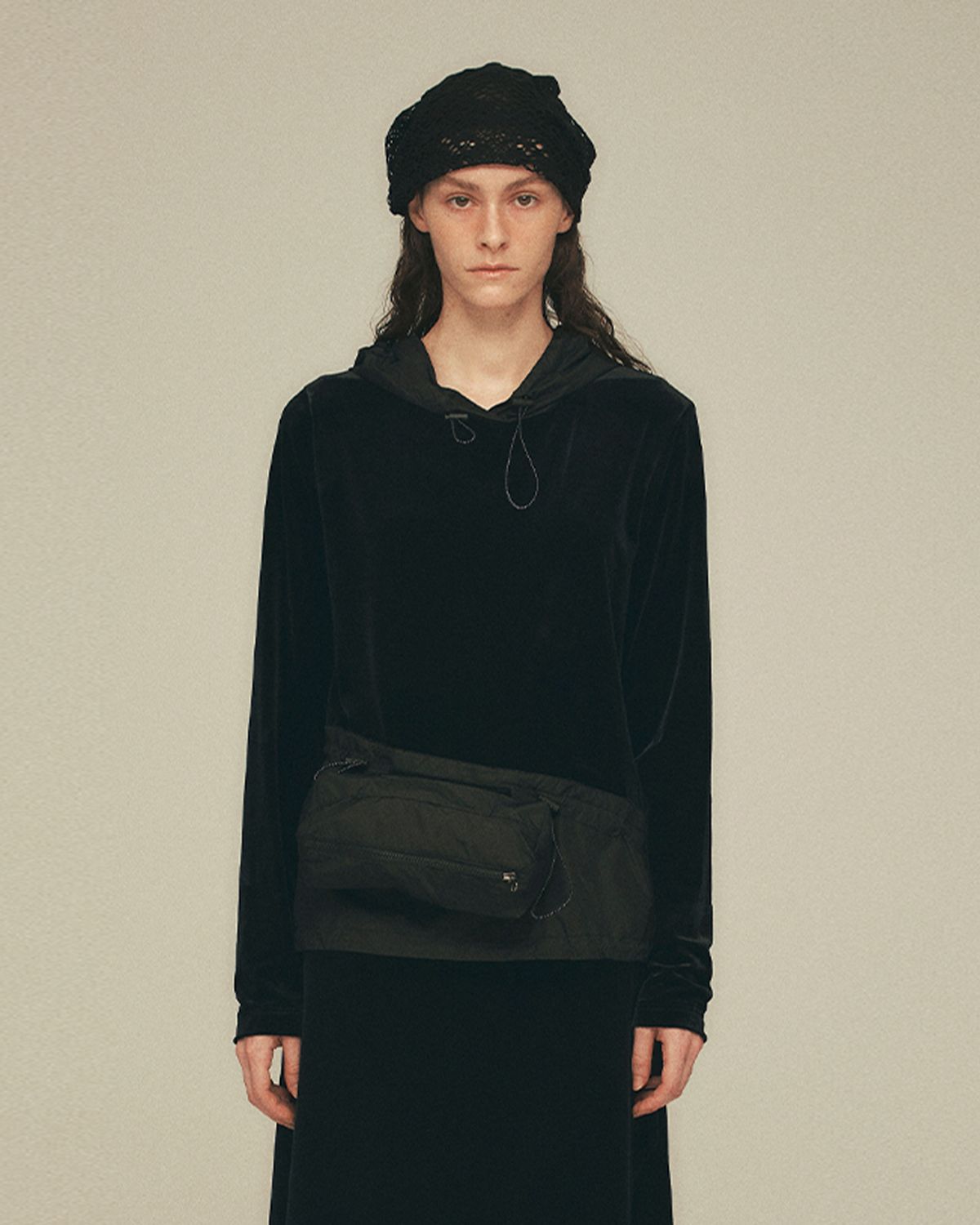 씬(SEEN) SMALL BAG VELVET HOODIE (Black)