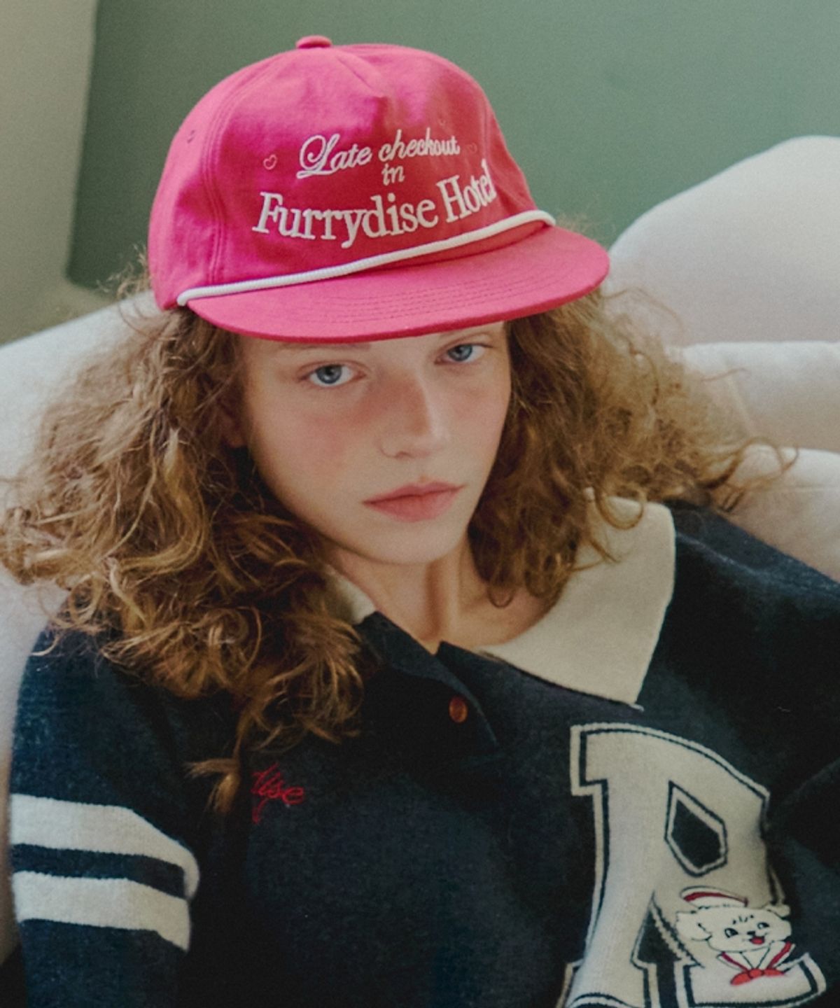론론(RONRON) LATE CHECK-OUT LETTERING BALL CAP RED