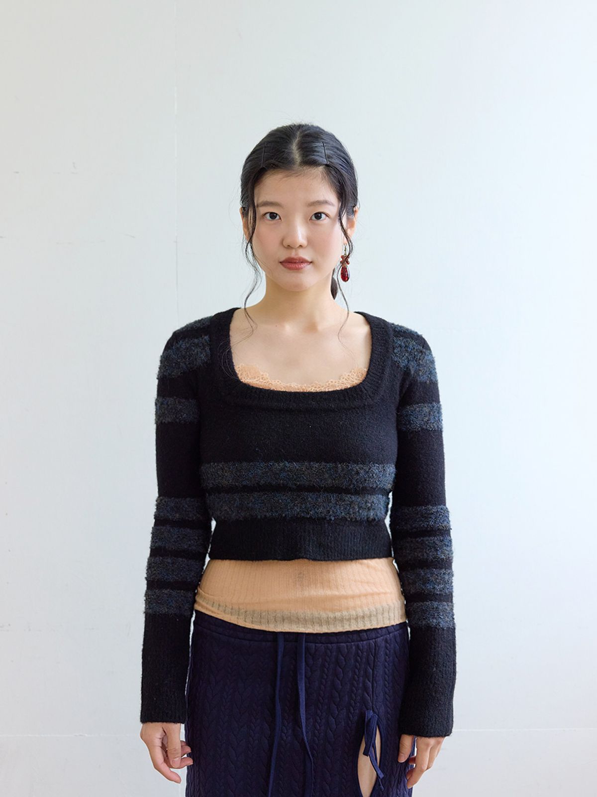 콜로신스(COLOCYNTH) SquareNeck Crop Knit Black • Blue Stripe