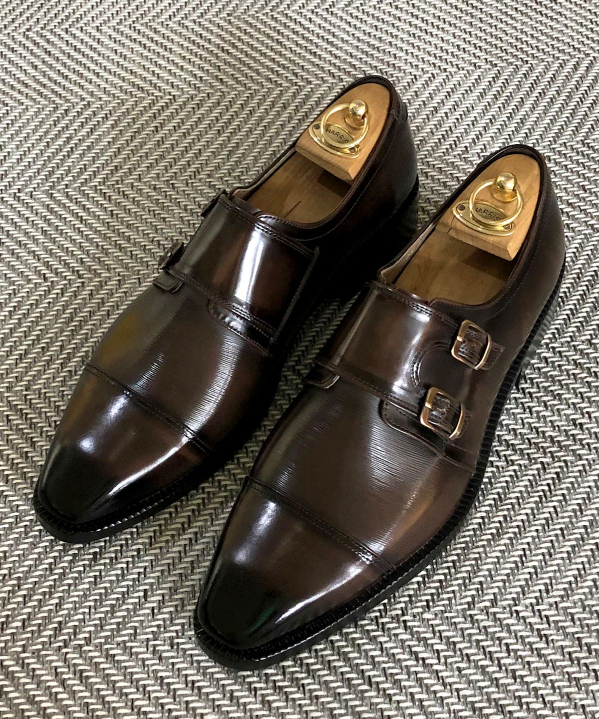 조앤슈(JOENSHOE) 러셀 클래식 더블 몽크스트랩 빗살 다크브라운