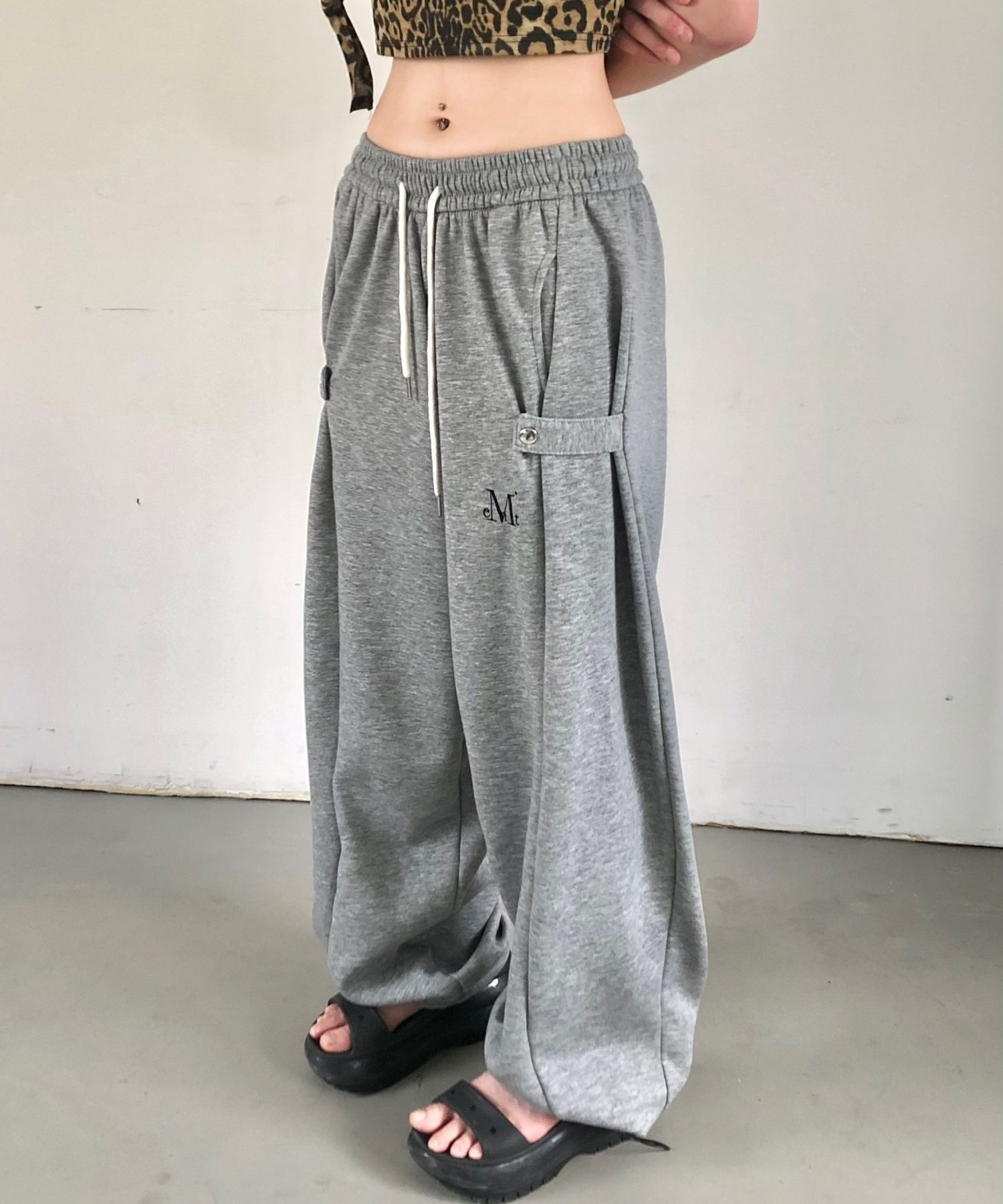 MUSINSA TANSANMAGNESIUM ボタンスウェットパンツ MUSINSA公式 | MUCENT ウィアーサイドボタン スウェットパンツ 男女