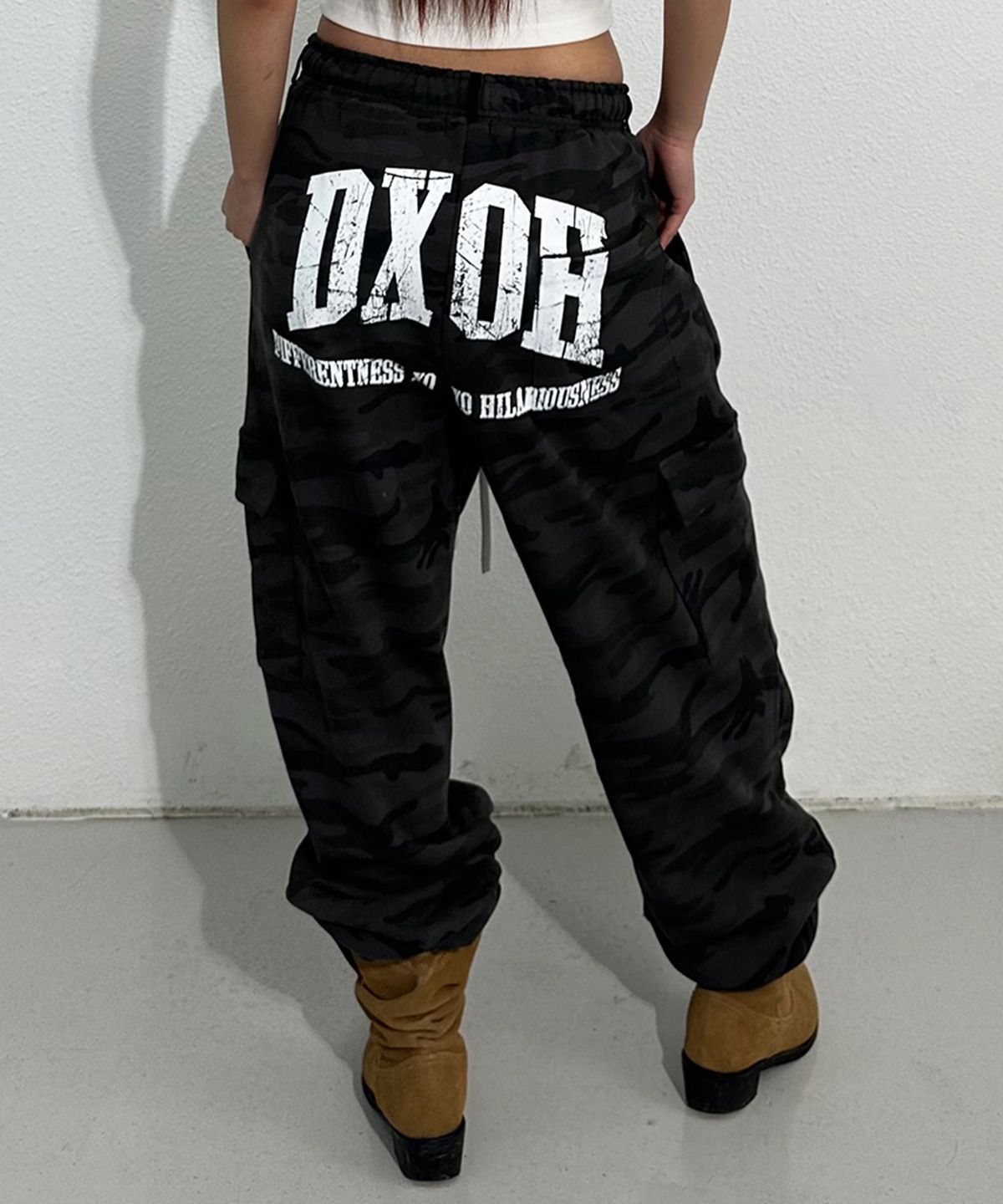 디쏘에이치(D.XO.H) 아치 로고 파라슈트 카고 카모 팬츠 블랙카모