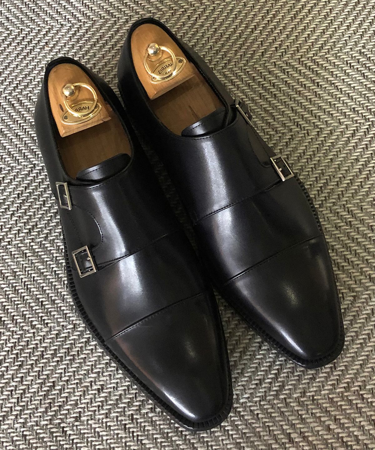 조앤슈(JOENSHOE) 르누아르 실버버클 몽크스트랩 블랙