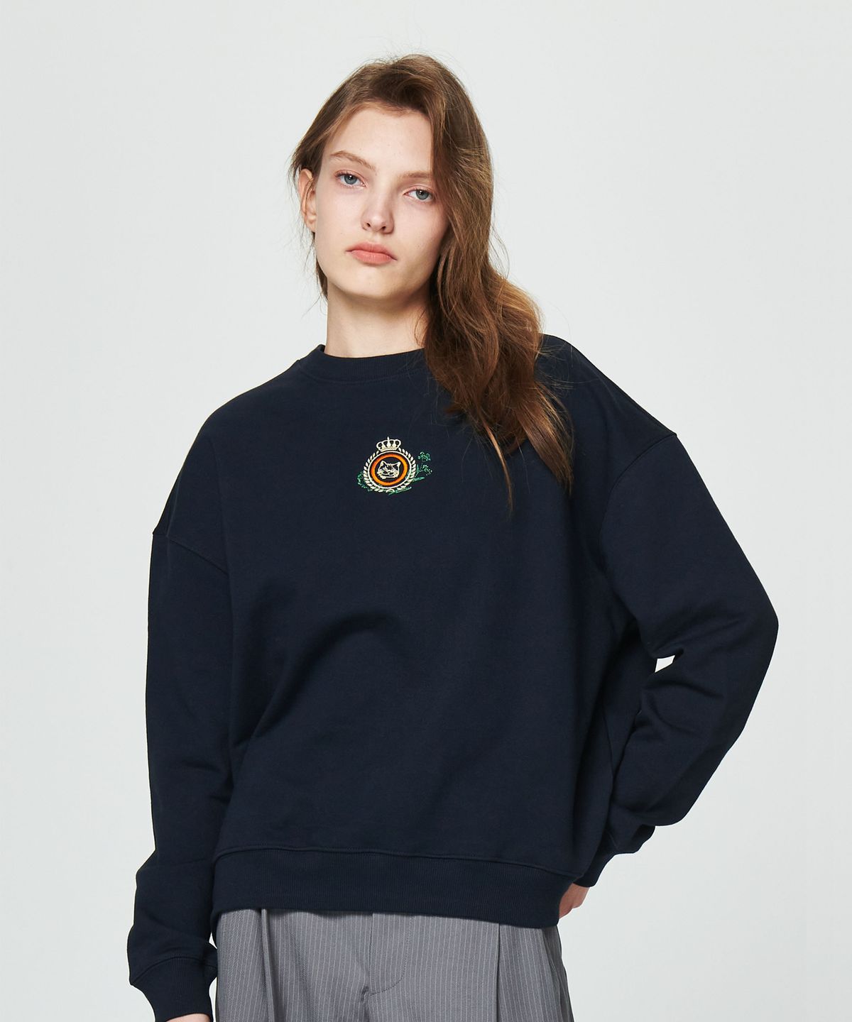 파스파르투(PASPARTU) EMBLEM EMBROIDERY SWEATSHIRT [NAVY]