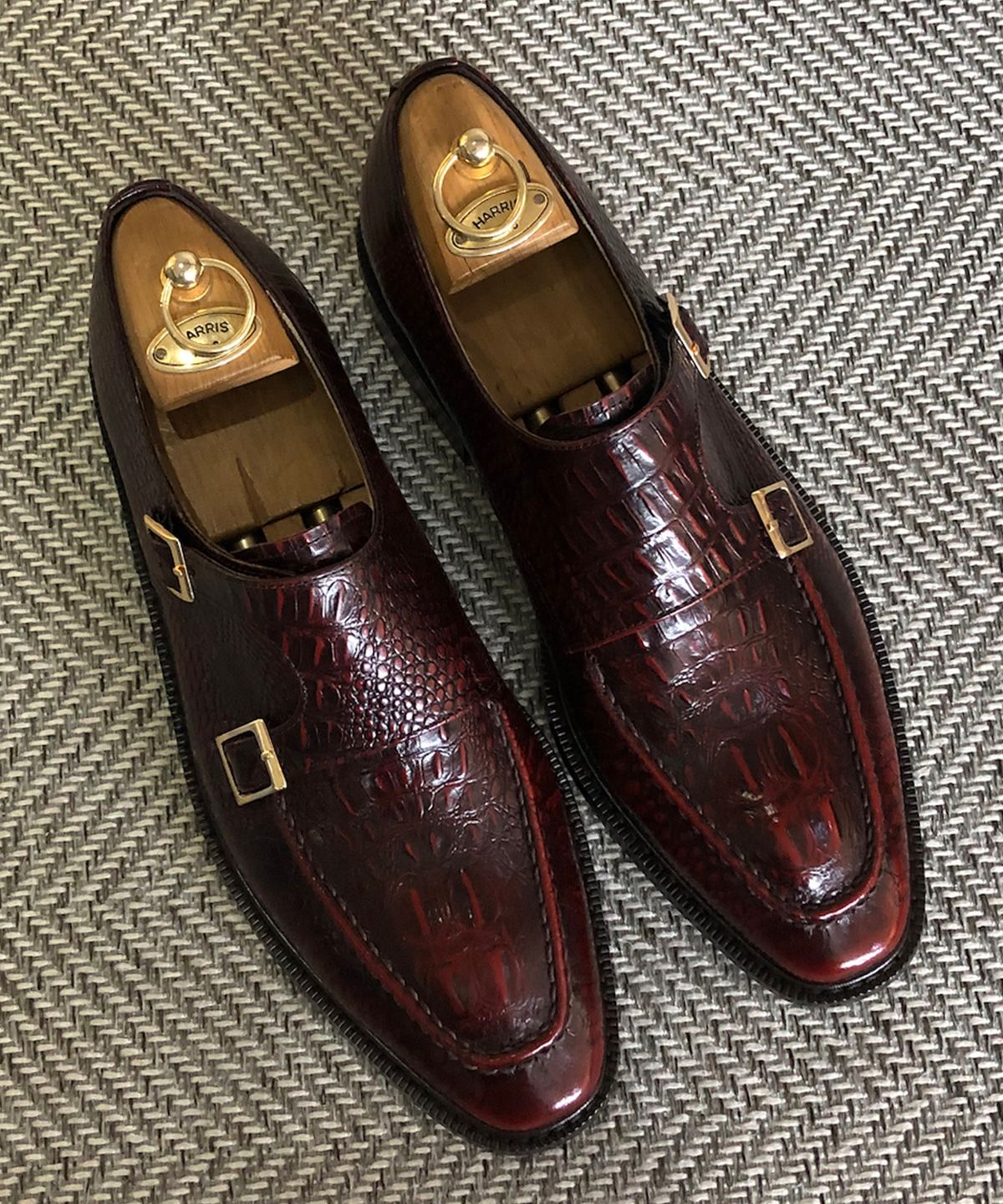 조앤슈(JOENSHOE) 해리스 크로커 골드버클 미들 몽크스트랩 레드와인