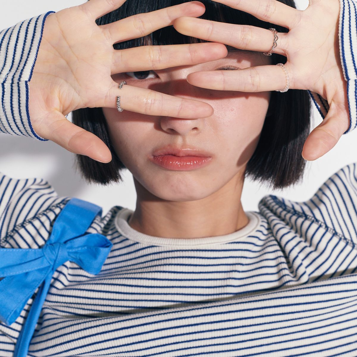 아우어러스(OURUS) 하트 자수 리브 보더 티셔츠 : 네이비