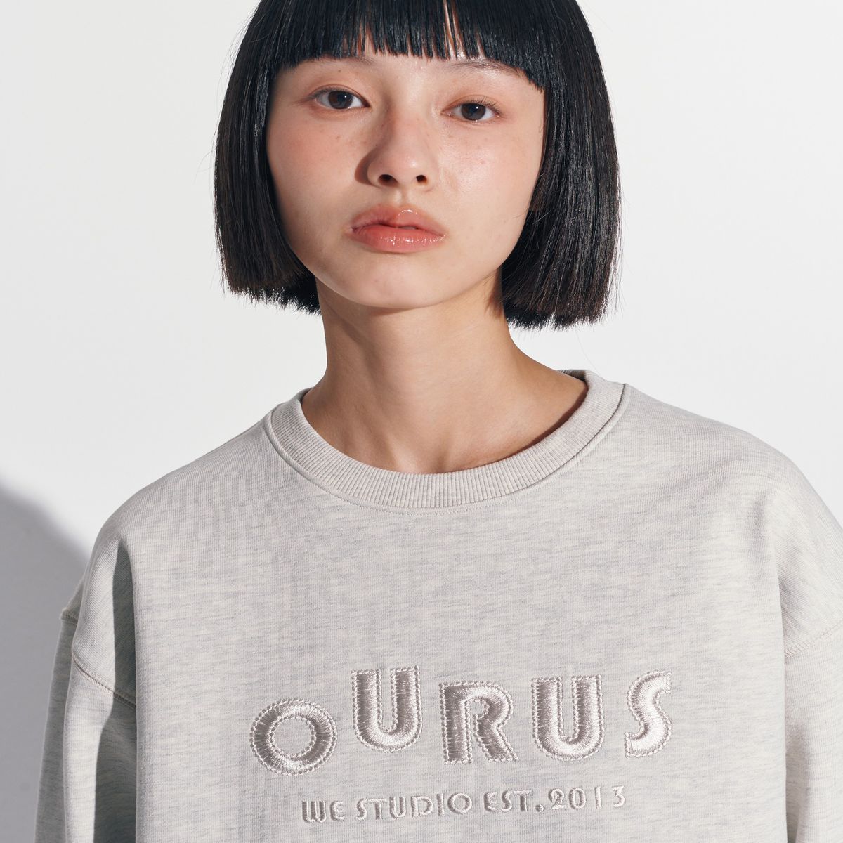 아우어러스(OURUS) 아우어러스 로고 자수 스웨트셔츠 : 오트밀