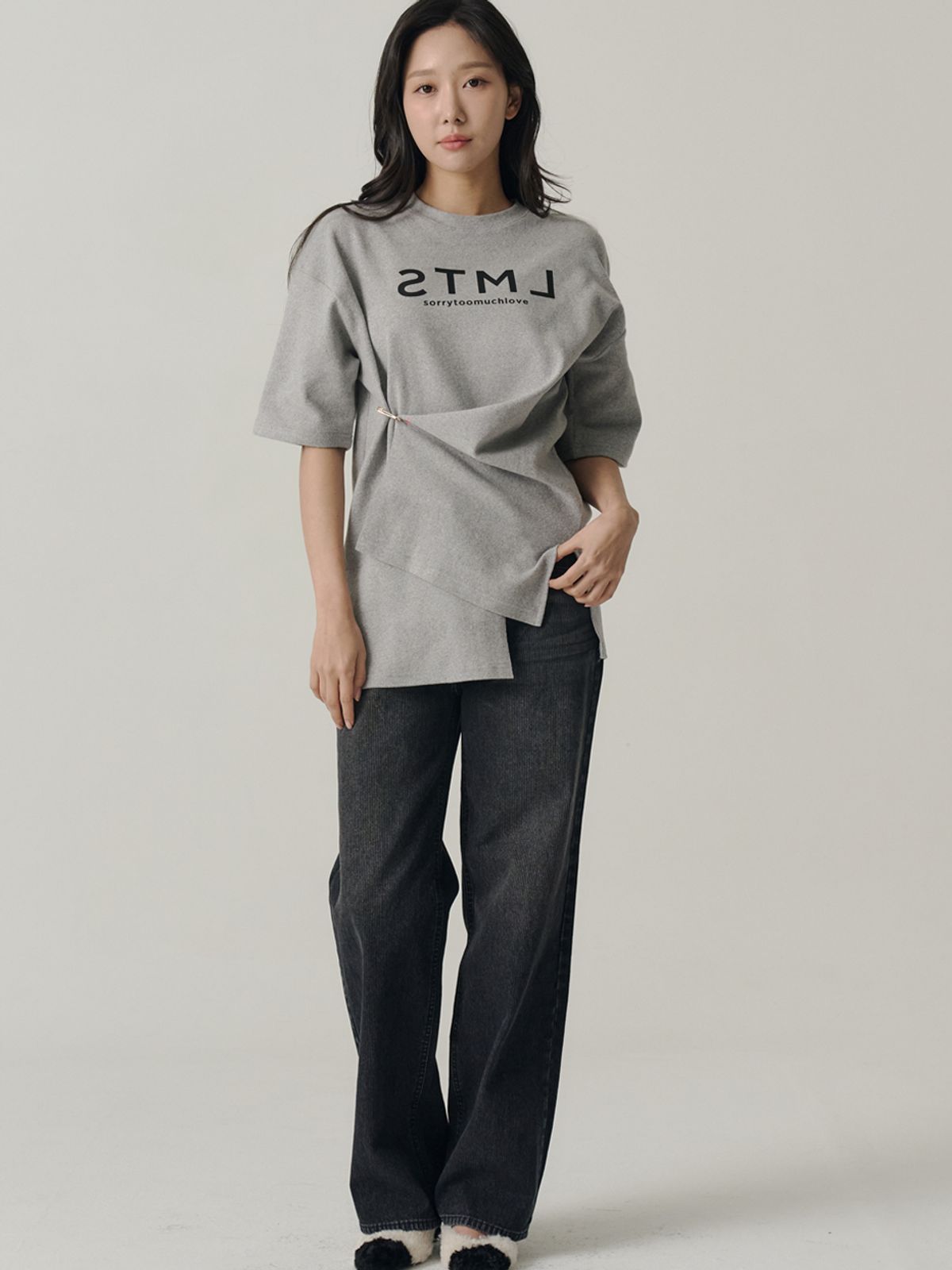 쏘리, 투 머치 러브(SORRY, TOO MUCH LOVE) Logo Multi Outfits Fleece T-shirt_Gray