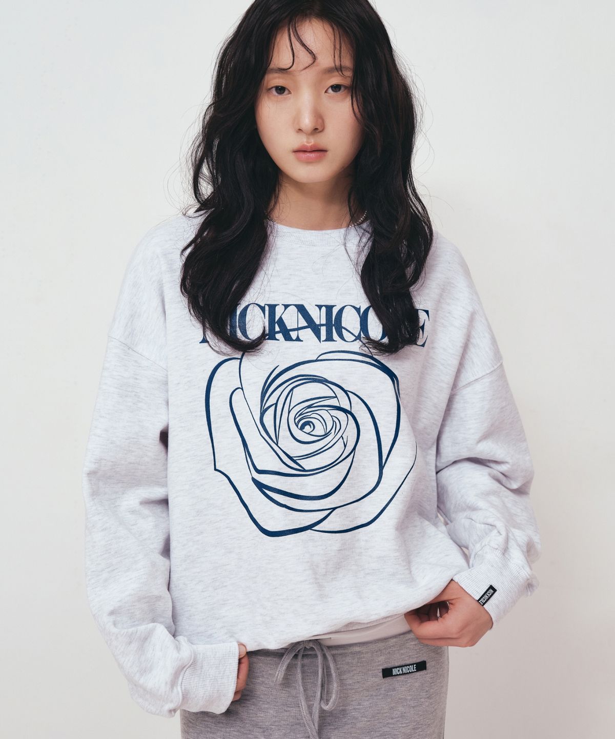 닉앤니콜(NICK&NICOLE) NICOLE ROSE PRINTING SWEATSHIRT_MELANGE NAVY