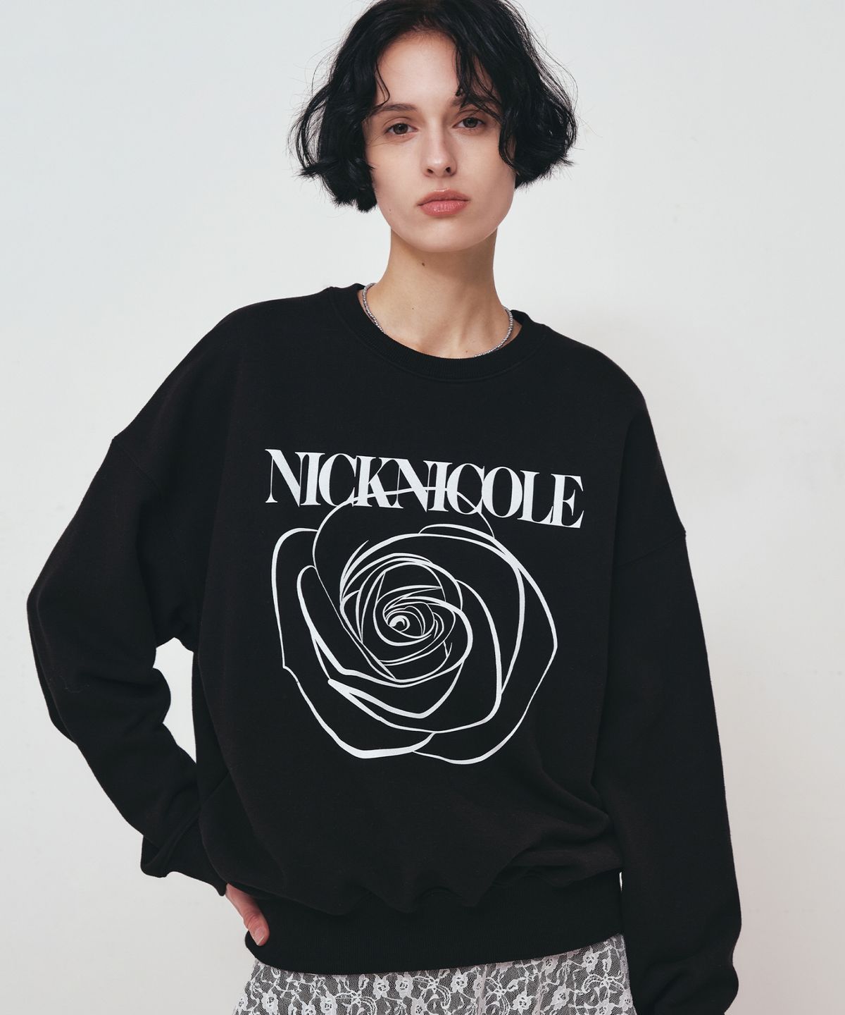 닉앤니콜(NICK&NICOLE) NICOLE ROSE PRINTING SWEATSHIRT_BLACK WHITE