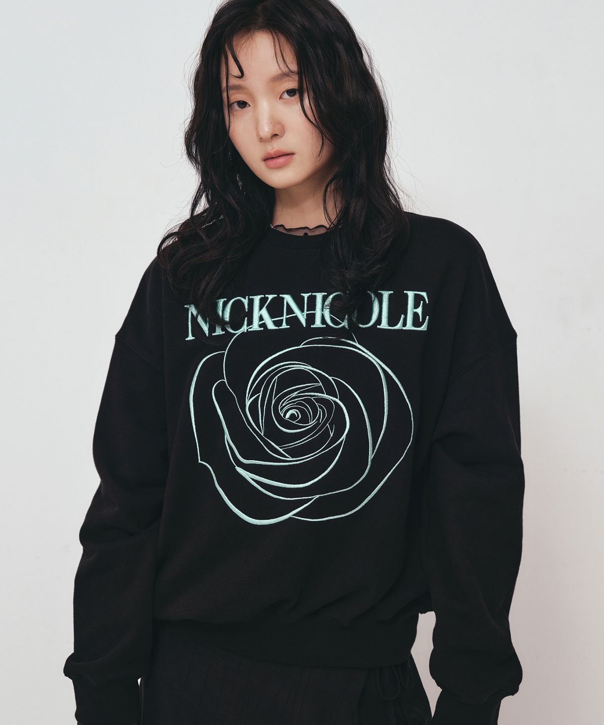 닉앤니콜(NICK&NICOLE) VOLUME NICOLE ROSE SWEATSHIRT_BLACK MINT