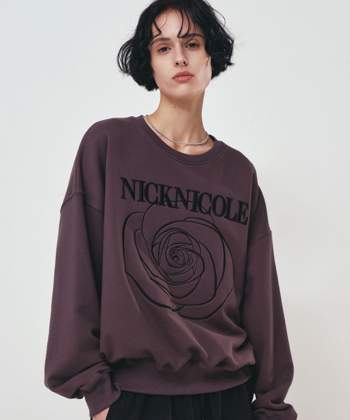 닉앤니콜(NICK&NICOLE) VOLUME NICOLE ROSE SWEATSHIRT_CHARCOAL BLACK