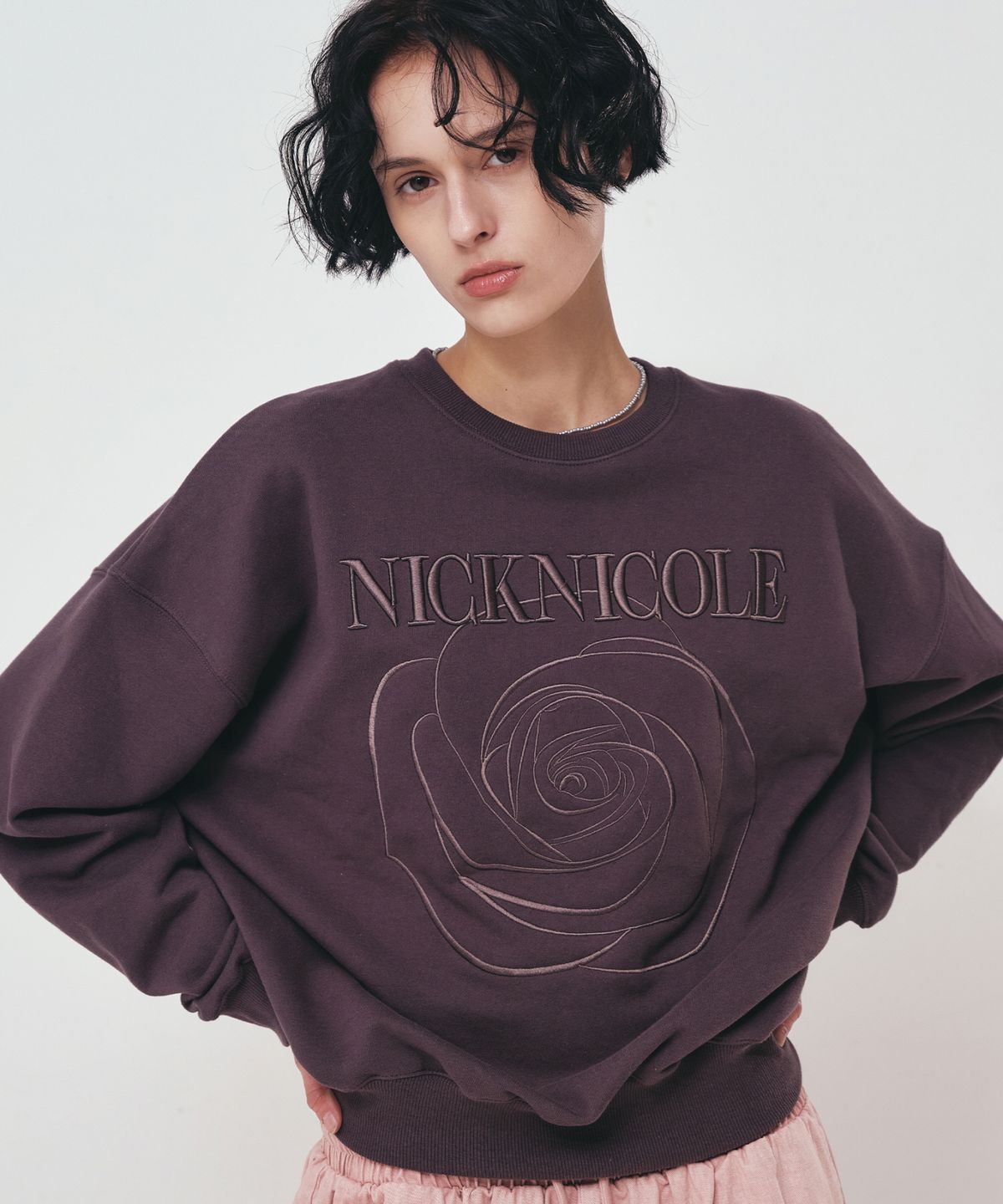 닉앤니콜(NICK&NICOLE) VOLUME NICOLE ROSE SWEATSHIRT_CHARCOAL