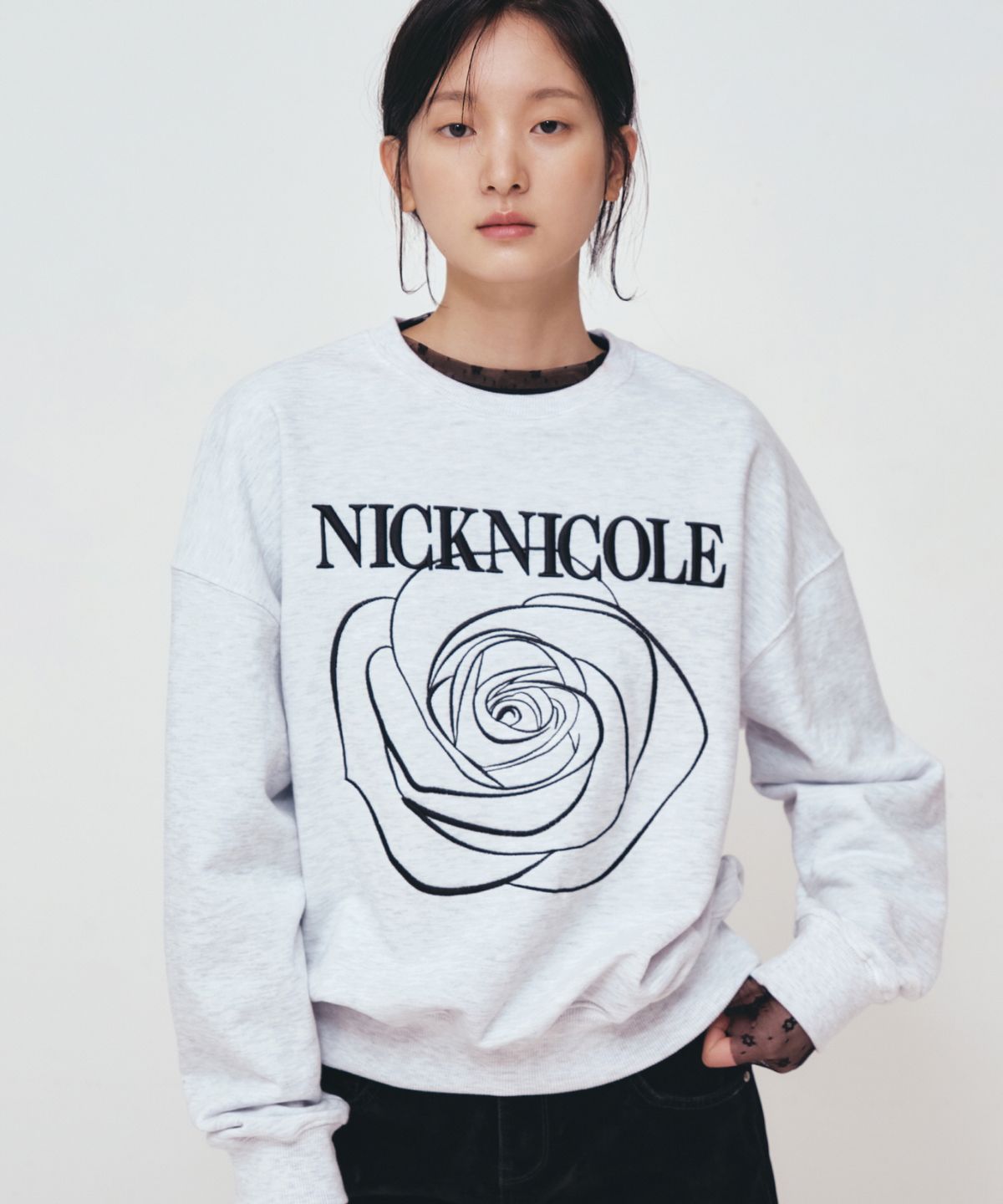 닉앤니콜(NICK&NICOLE) VOLUME NICOLE ROSE SWEATSHIRT_MELANGE BLACK