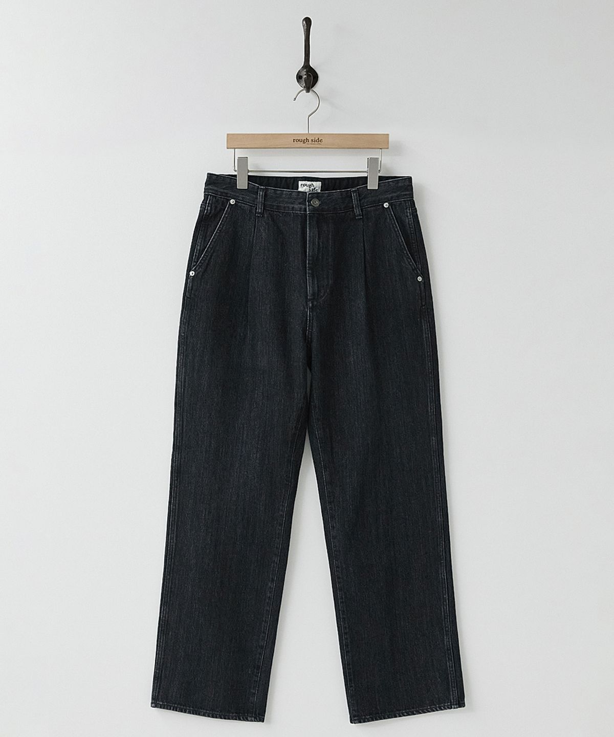 러프사이드(ROUGHSIDE) Drape Denim Pants Washed Black