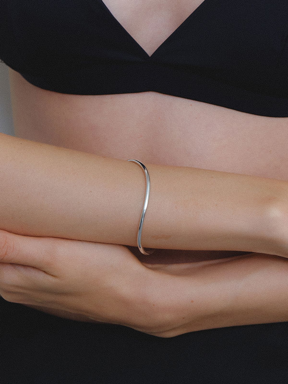 리엔느와르(leeENoir) Wave Open Bangle Bracelet