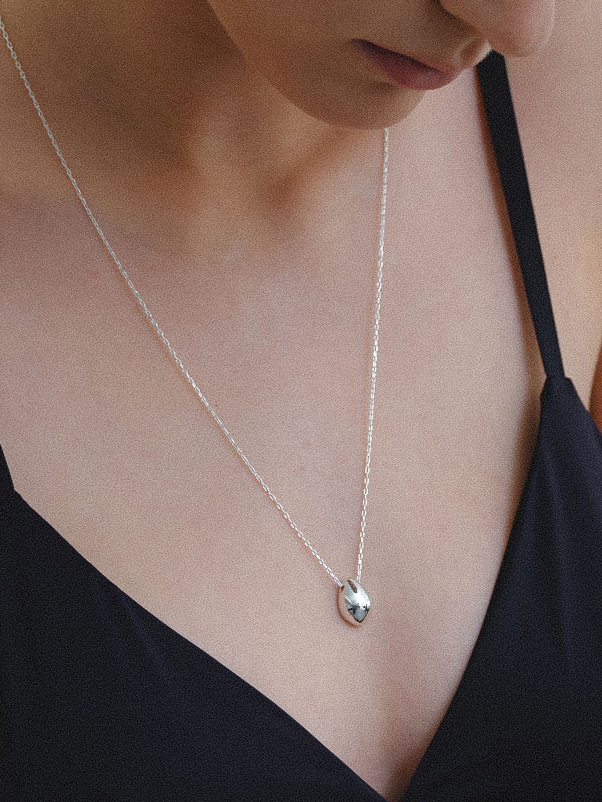 리엔느와르(leeENoir) Egg Ball Necklace