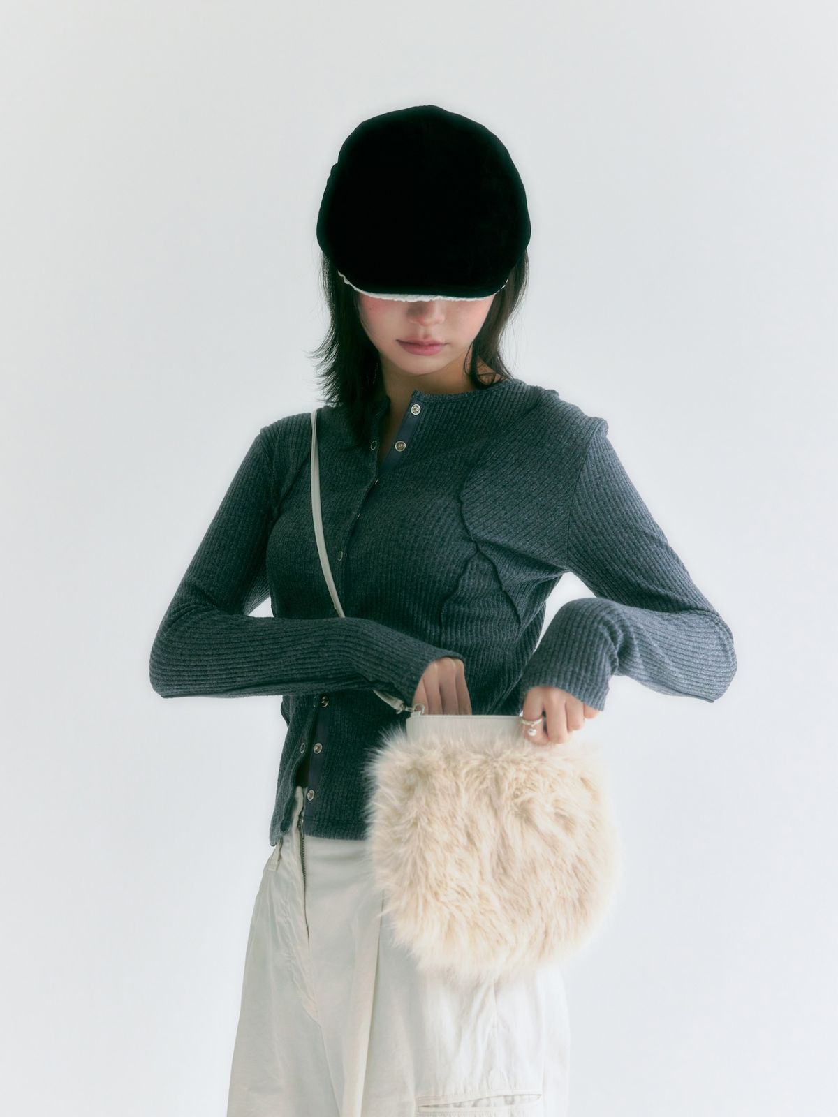 포이에(POIE) shiny fur mini bag (beige)