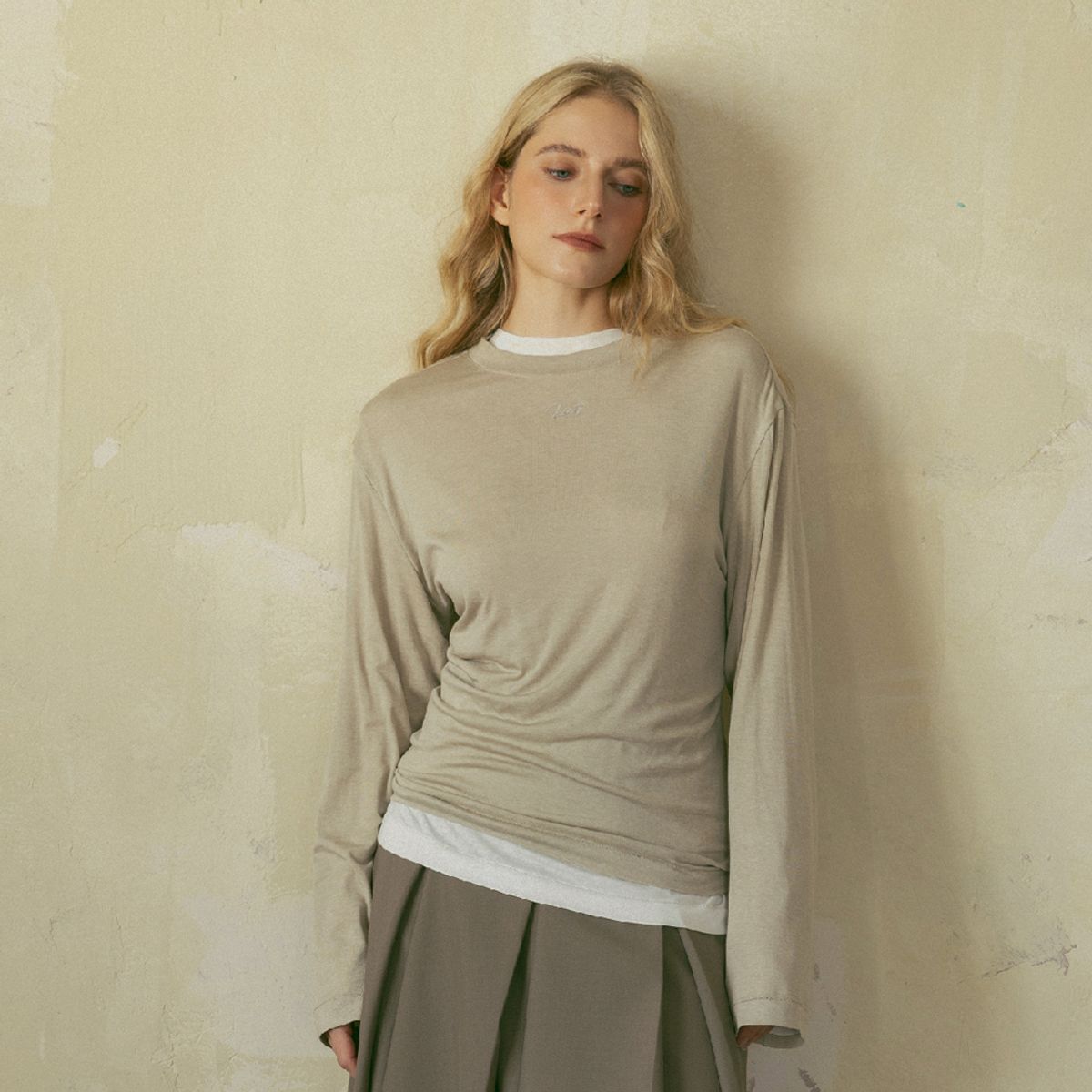 리아트(LIA.T) 리아트 내츄럴 루즈 티셔츠 베이지