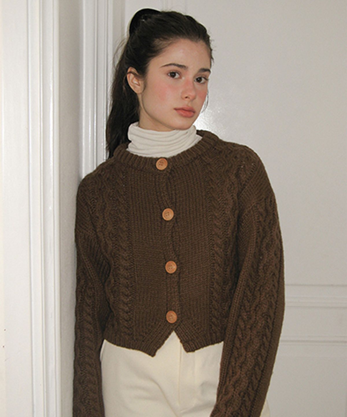 썸웨어버터(SOMEWHEREBUTTER) Woodbutton Cable Cardigan - Brown
