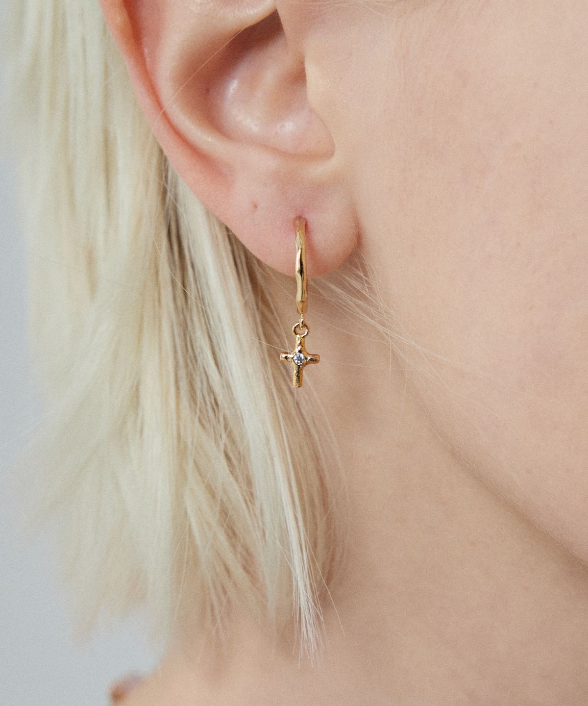 메리모티브(MERRYMOTIVE) Mini cross drop hoop earring
