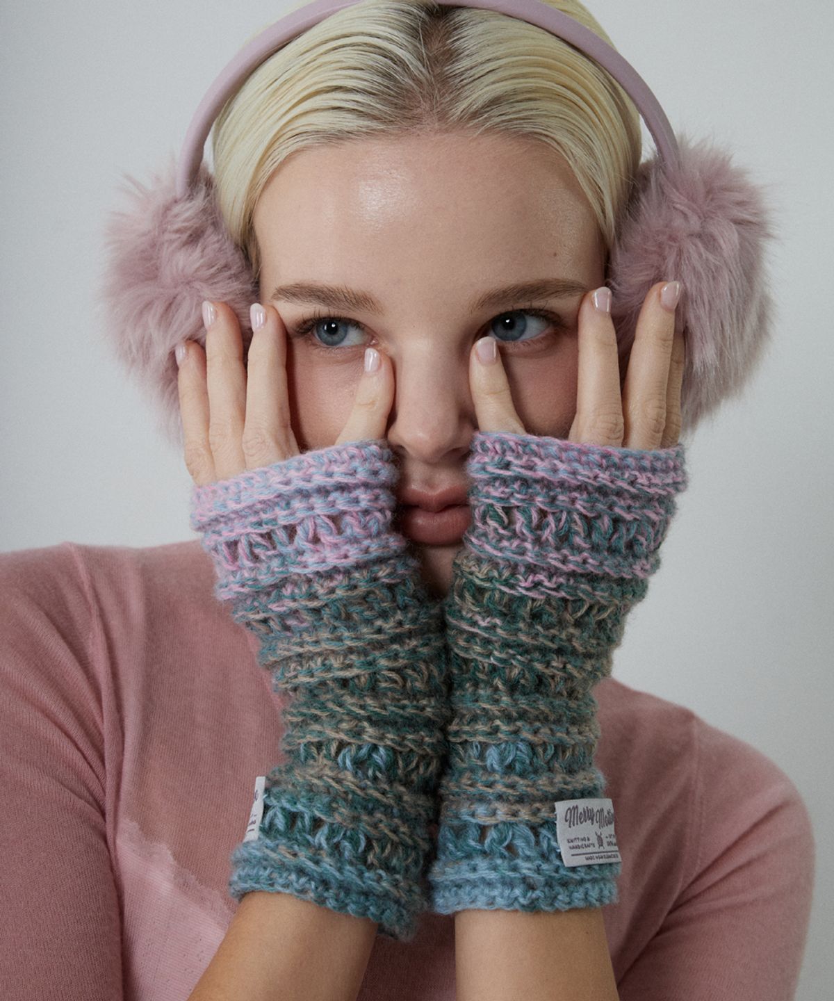 메리모티브(MERRYMOTIVE) Wool hairy mix color handwarmer (Blue pink)