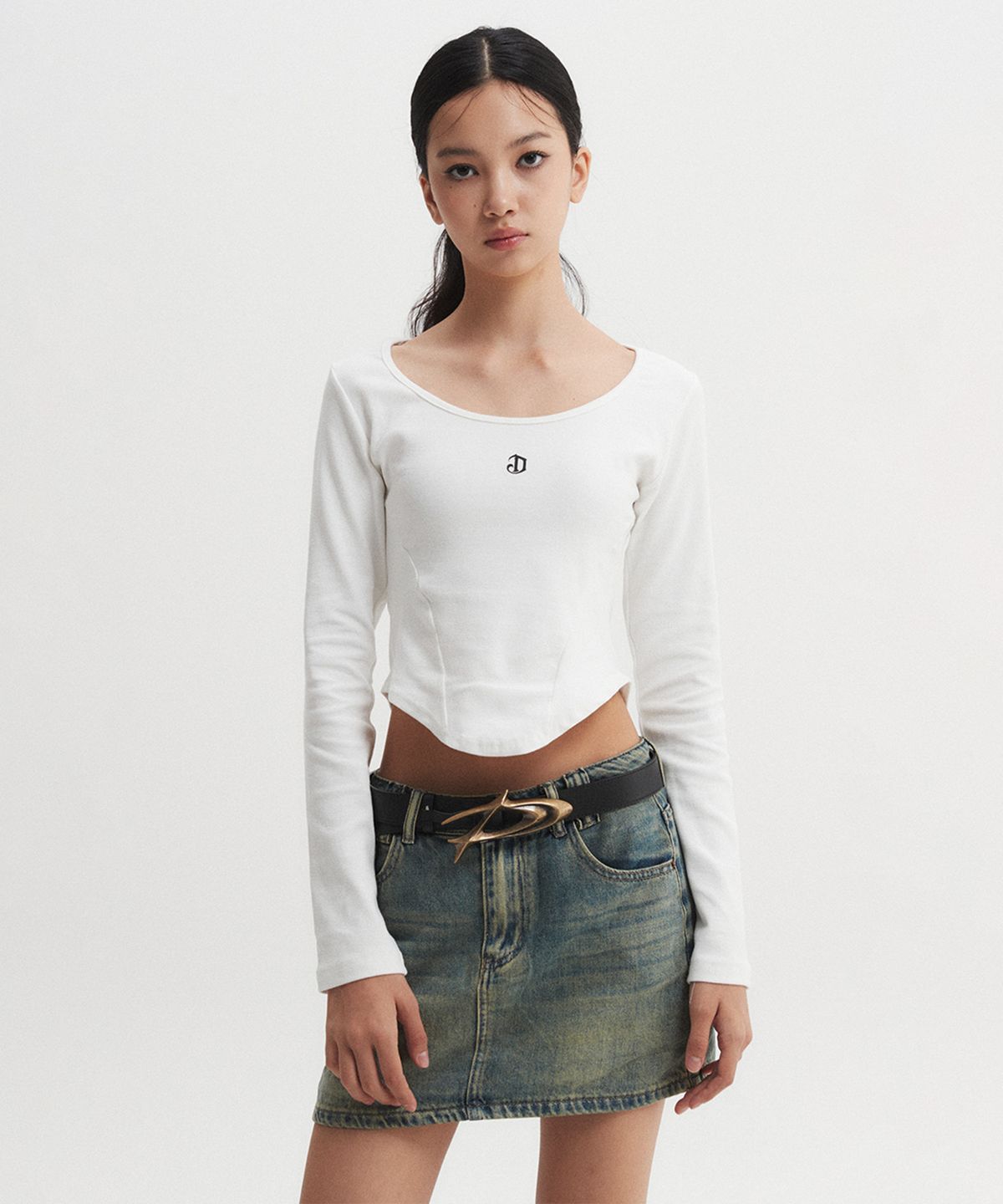 디앤에스알 우먼(DNSR WOMEN) 미들 로고 크롭 롱슬리브 화이트