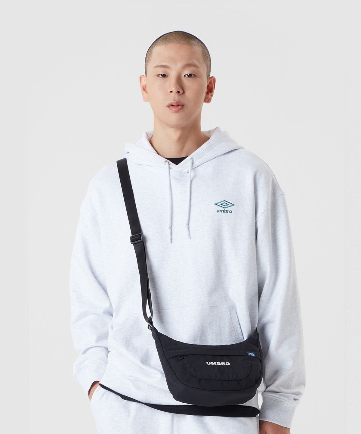 엄브로(UMBRO) 에센셜 스몰 로고 후드 티셔츠 화이트(UQ123CHD19)