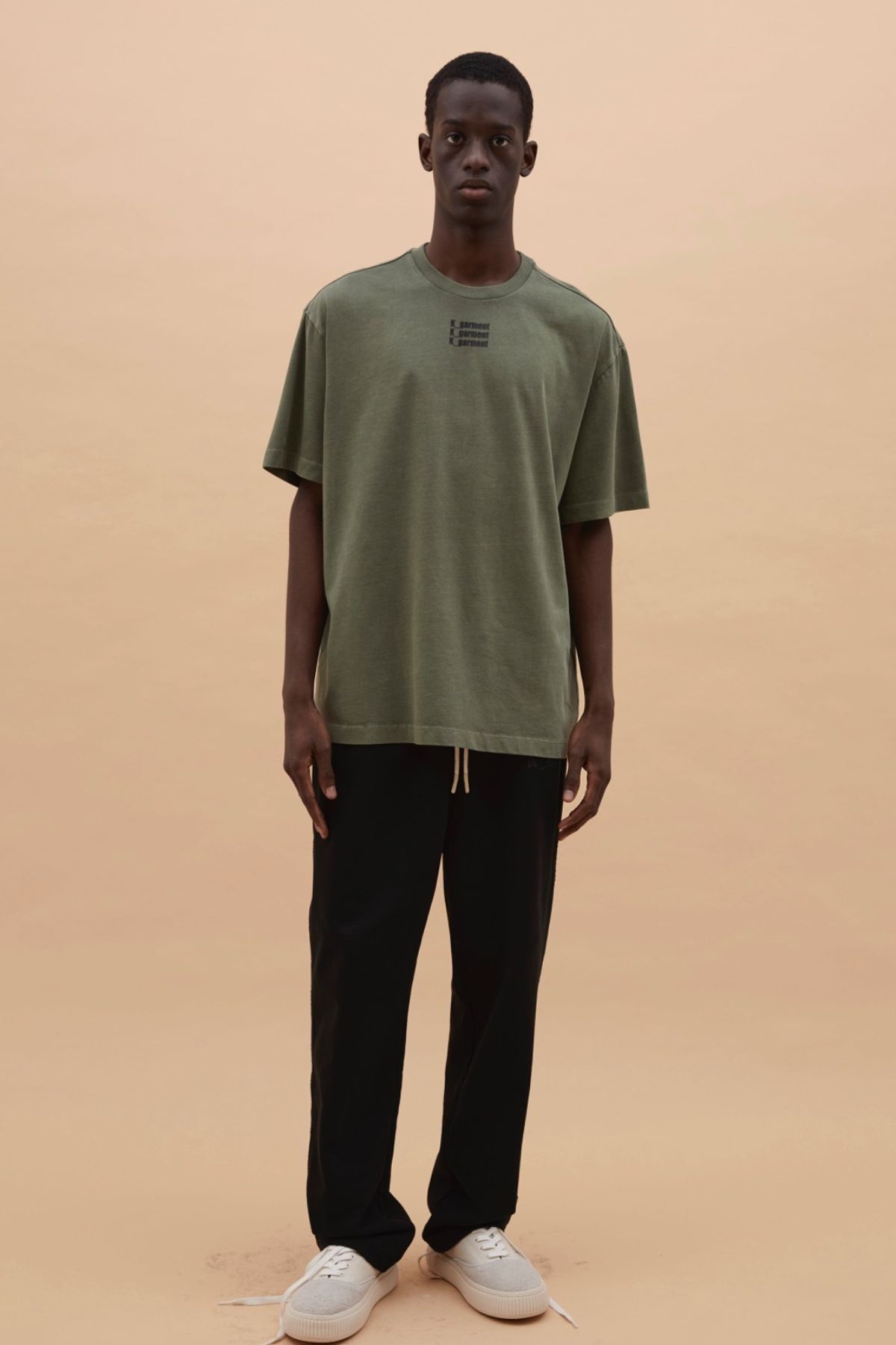 카먼트(K-GARMENT) (UNI) 스타일 프로텍팅 슬로건 가먼트 다이드티 SMOKE OLIVE