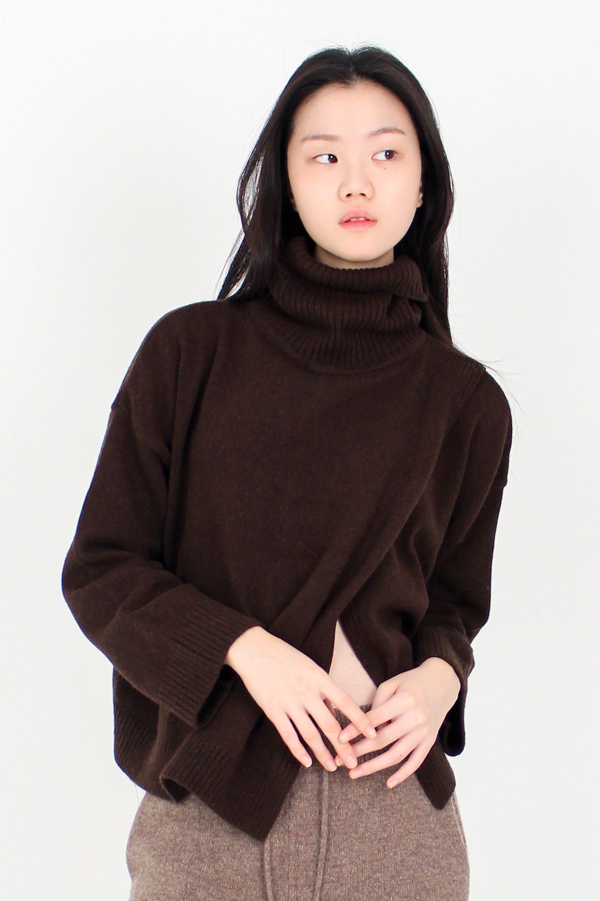 리타(RITA) 랩 터틀넥_다크 브라운