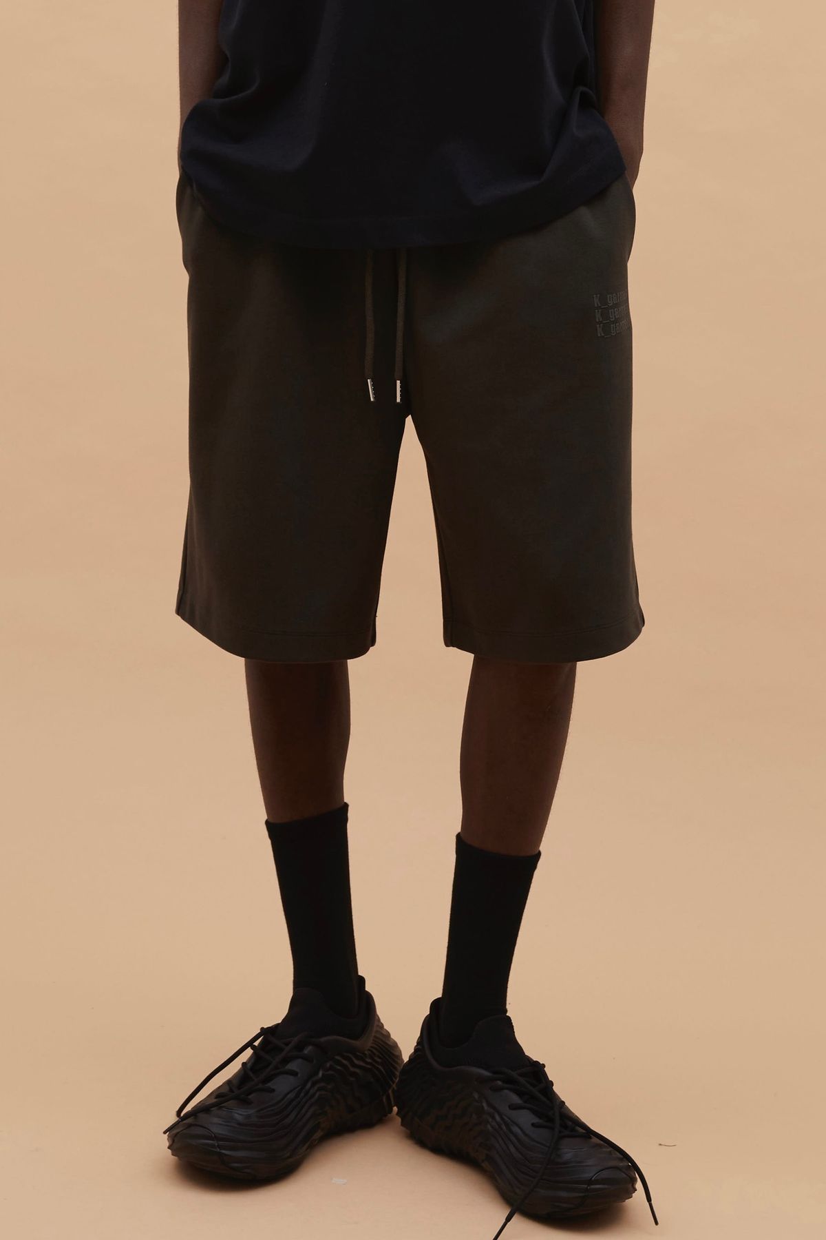 카먼트(K-GARMENT) (UNI) 로고프린트 루즈쇼츠 DUST GREY