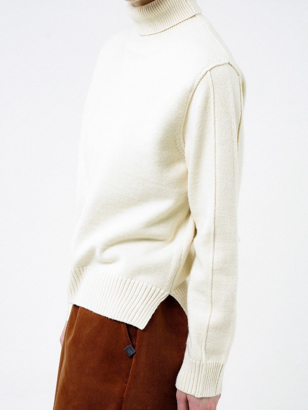 챈세스노이(CHANCE'S NOI) Soft Slit High Turtleneck - Ivory /W244TP06IV