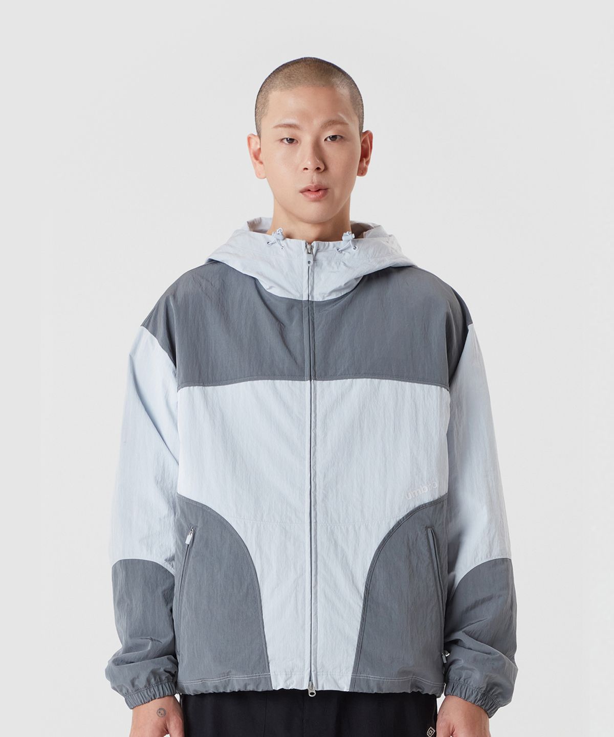 엄브로(UMBRO) 웨이파인더 배색 후드형 바람막이 자켓 그레이(UQ123CJK12)
