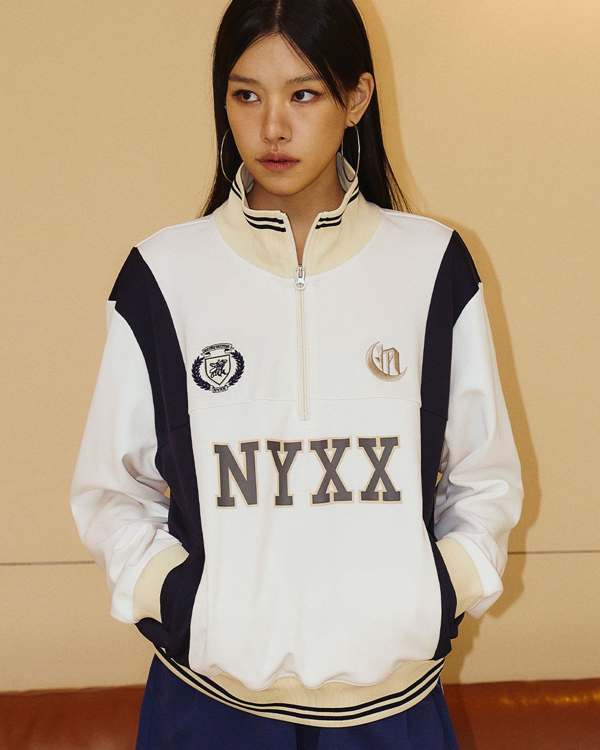 엔와이엑스엑스(NYXX) APLIQUE LOGO HALF ZIP-UP IVORY