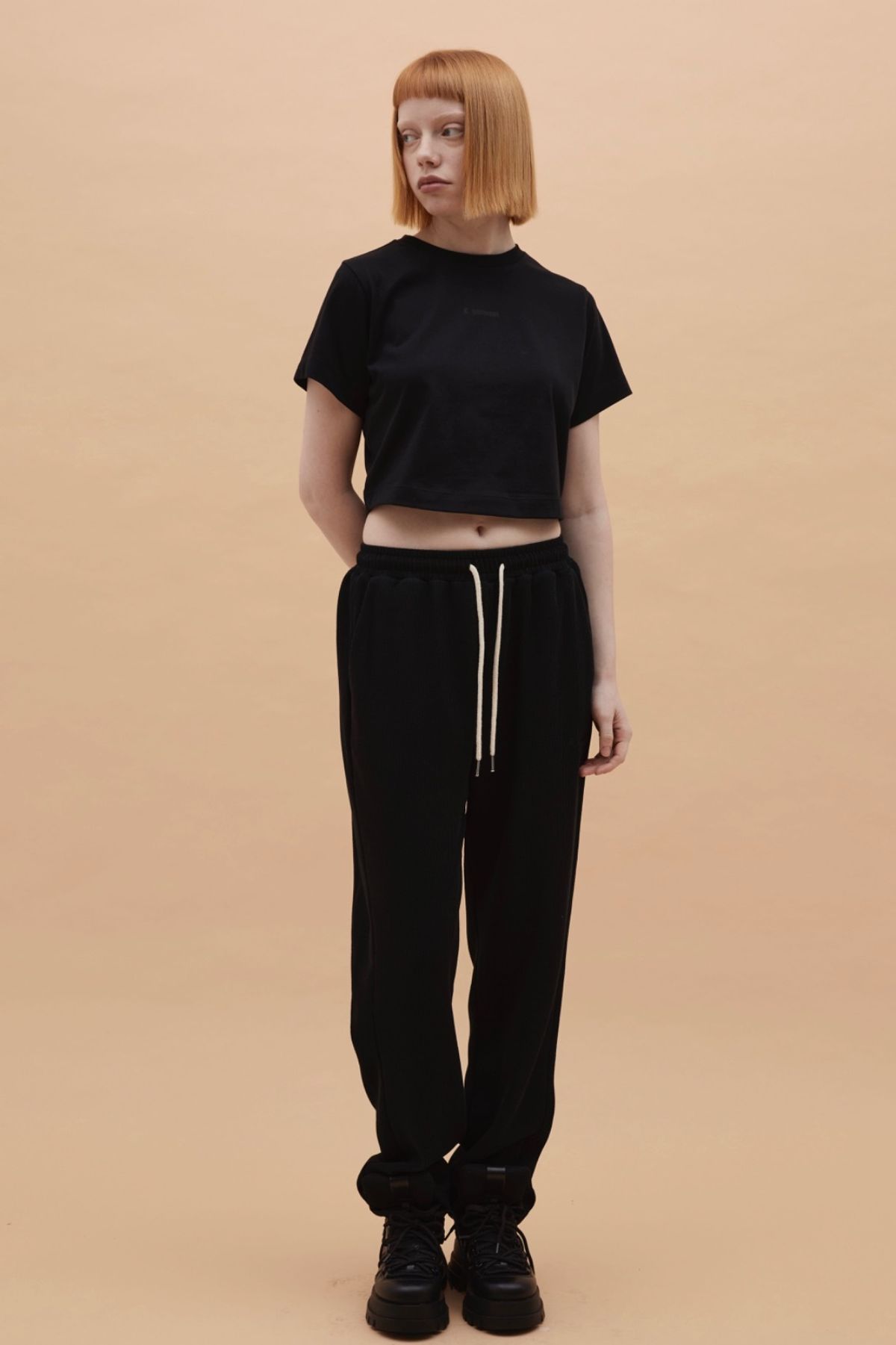 카먼트(K-GARMENT) W 스몰로고 크롭티 BLACK