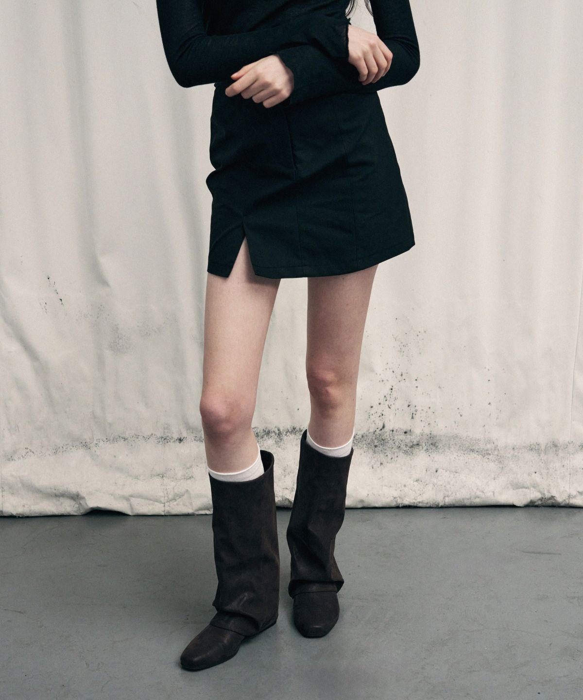 레더리(LEATHERY) 벤트 코튼 미니 스커트 [BLACK]