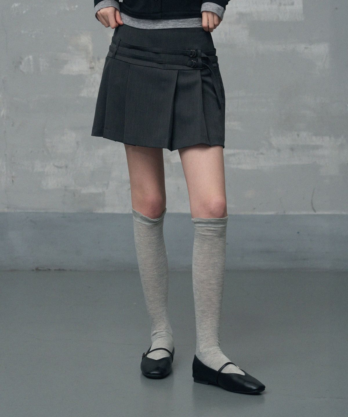 레더리(LEATHERY) 더블 스트랩 플리츠 미니 스커트 [CHARCOAL]